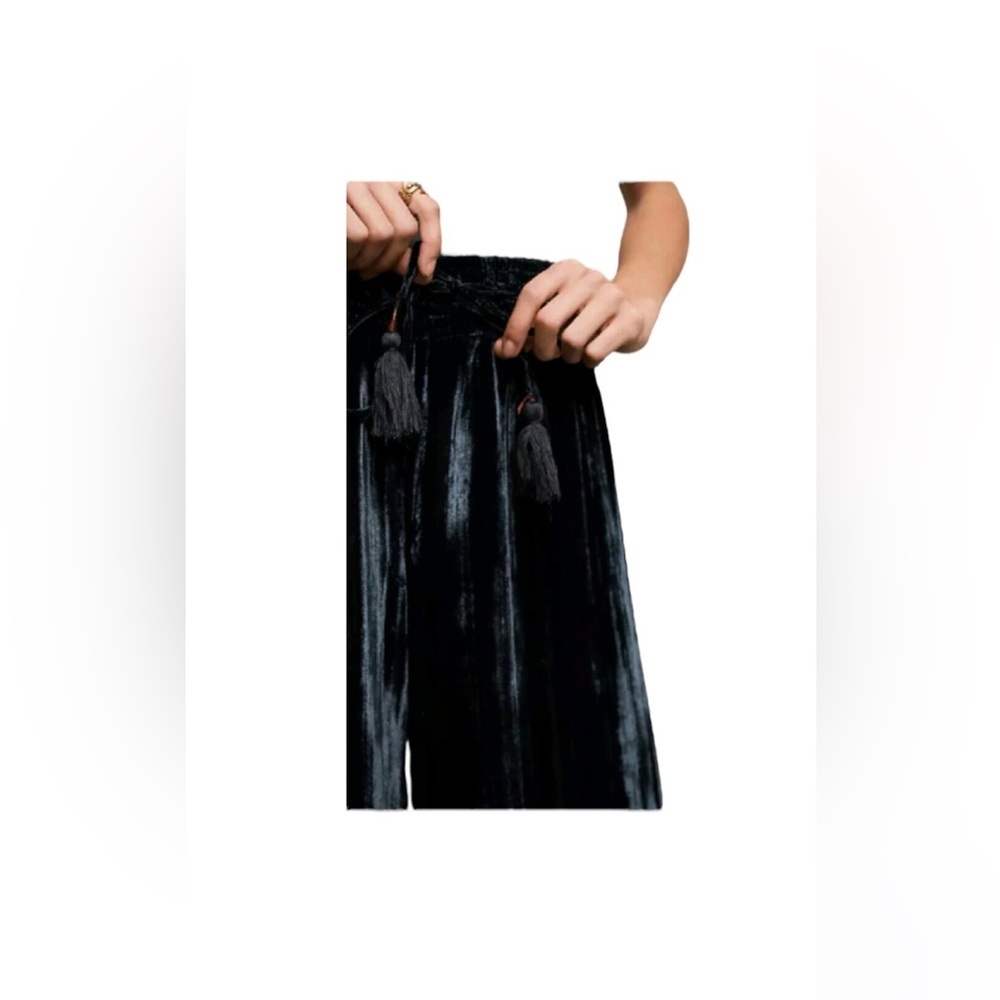 Like new! Anthropologie Hei Hei Velvet Dark Navy Culottes w Detail- Size M - Picture 3 of 4